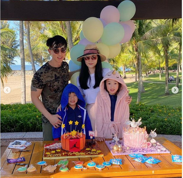 吴尊一家四口旅游庆生,与老婆海边拥吻甜如热恋,浪漫幸福溢出屏