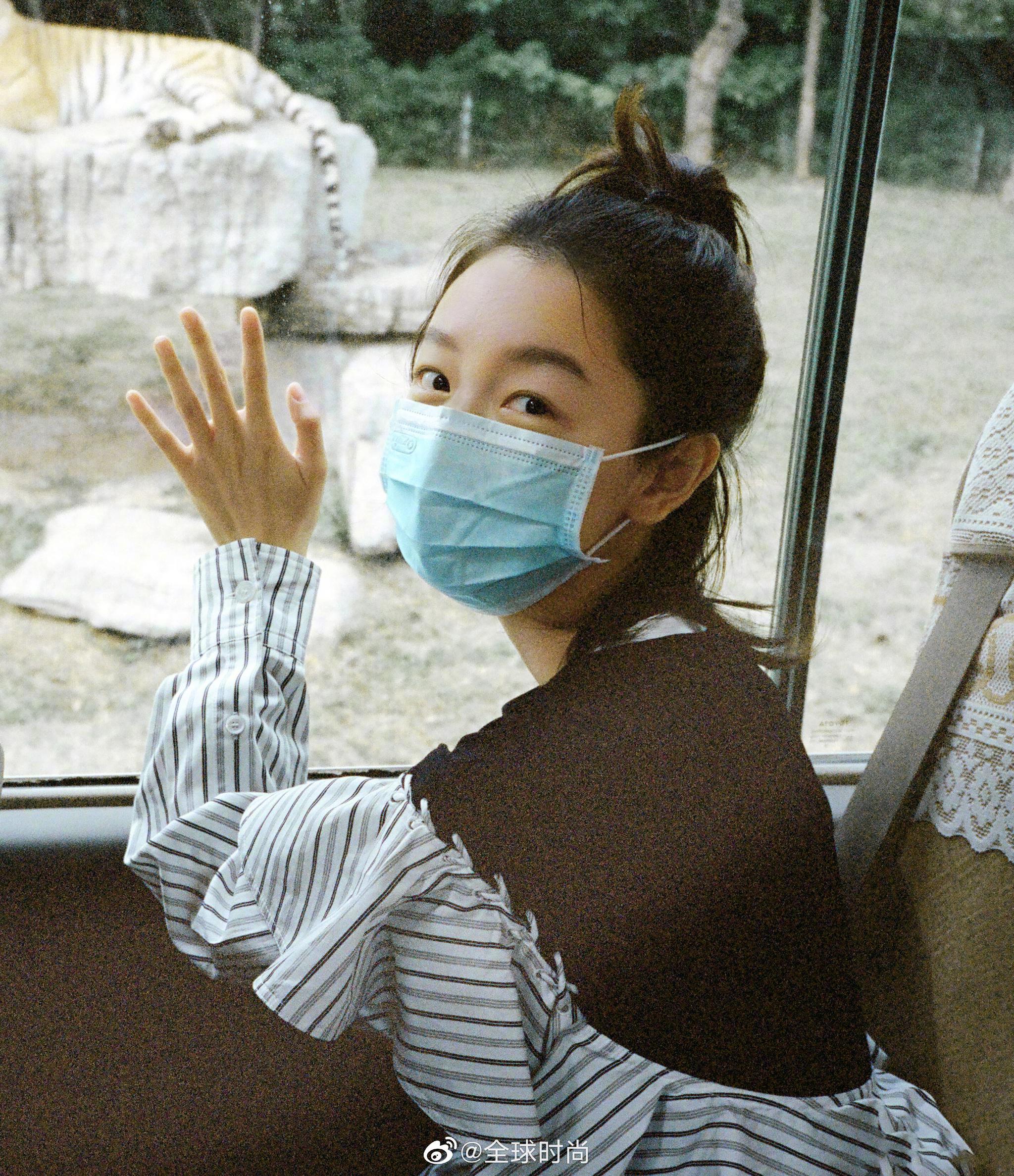 周冬雨一组动物园郊游写真,戴着口罩和动物们合影