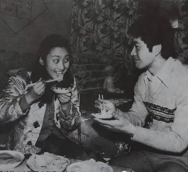 著名演员周里京:28年前妻子不幸遇害,再婚娶小10岁粉丝很幸福|周里京|傅春英|张巍_新浪新闻