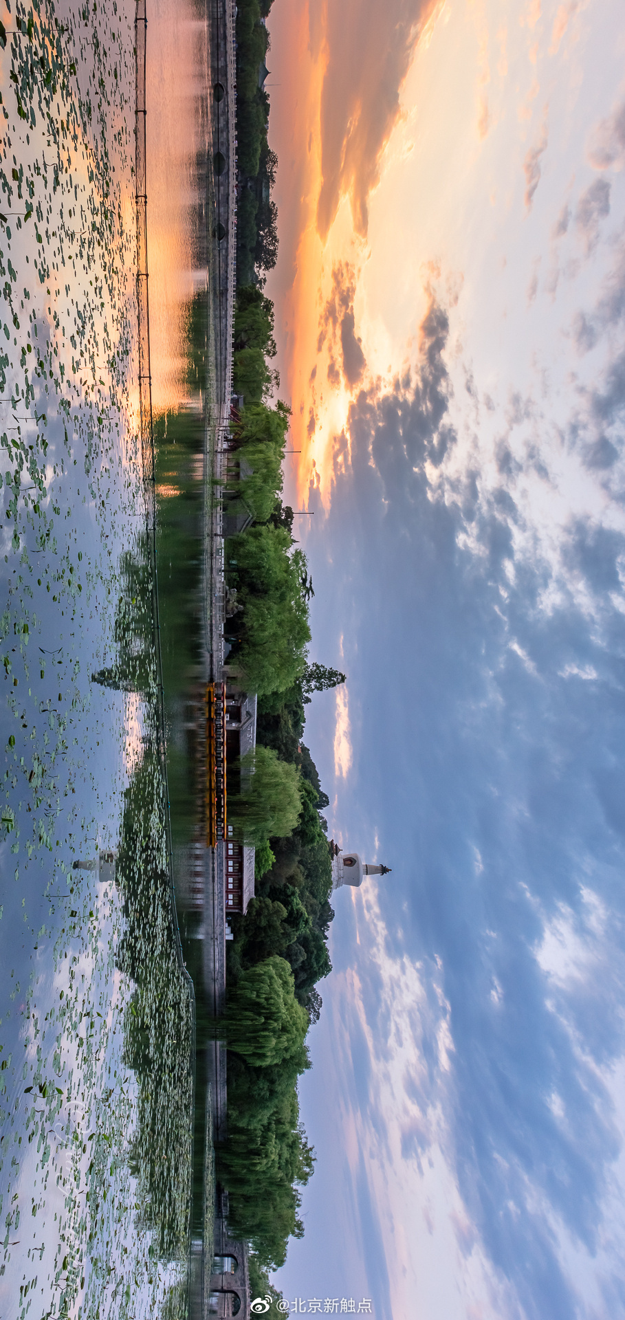 1 / 9  初夏的北京,太液池畔凉风习习,天光云影白塔倒映在水面…@影像