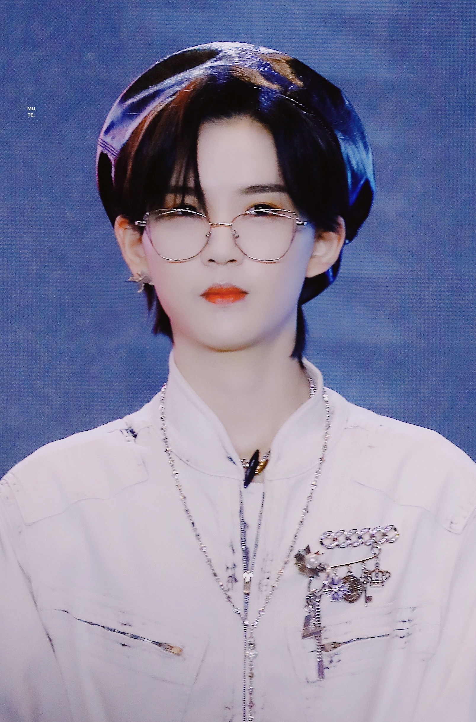 陆柯燃《非日常派对》分享会饭拍图～一身白色工装连体衣 金丝眼镜