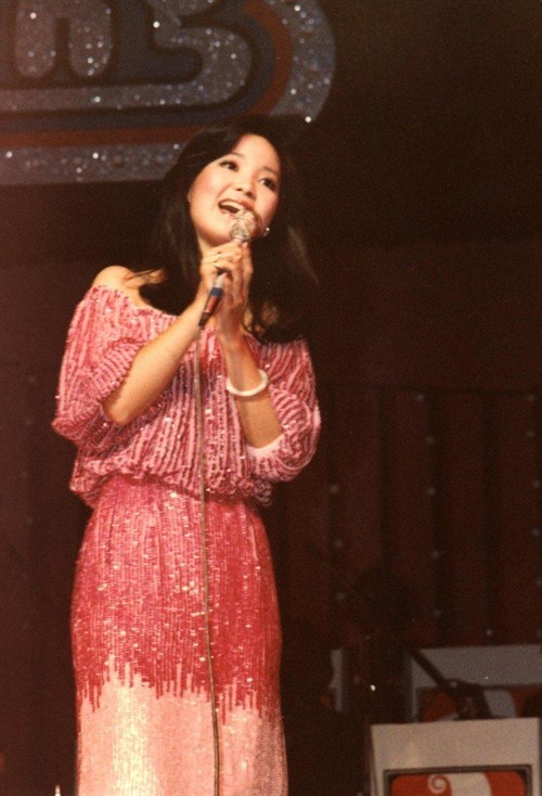 听邓丽君唱歌真的是一种享受啊,咬字清晰,感情也恰到好处……_高清