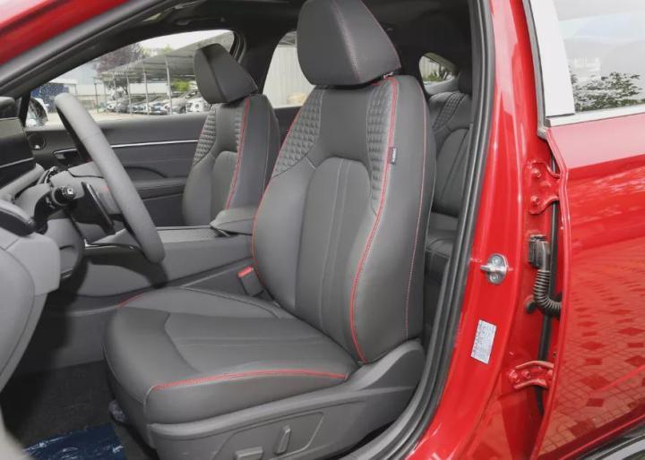 谁才是内外兼修的B级车？现代索纳塔对比丰田亚洲龙