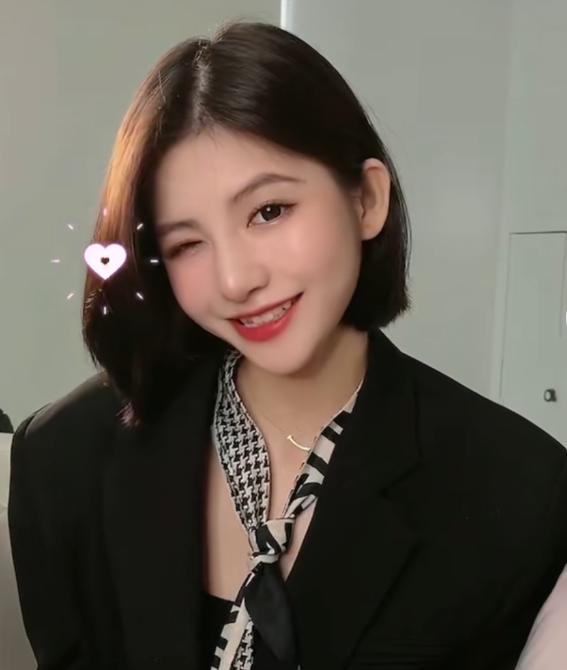 不做网红还能当明星?万小七撞脸陈妍希,难怪能超越郝一点