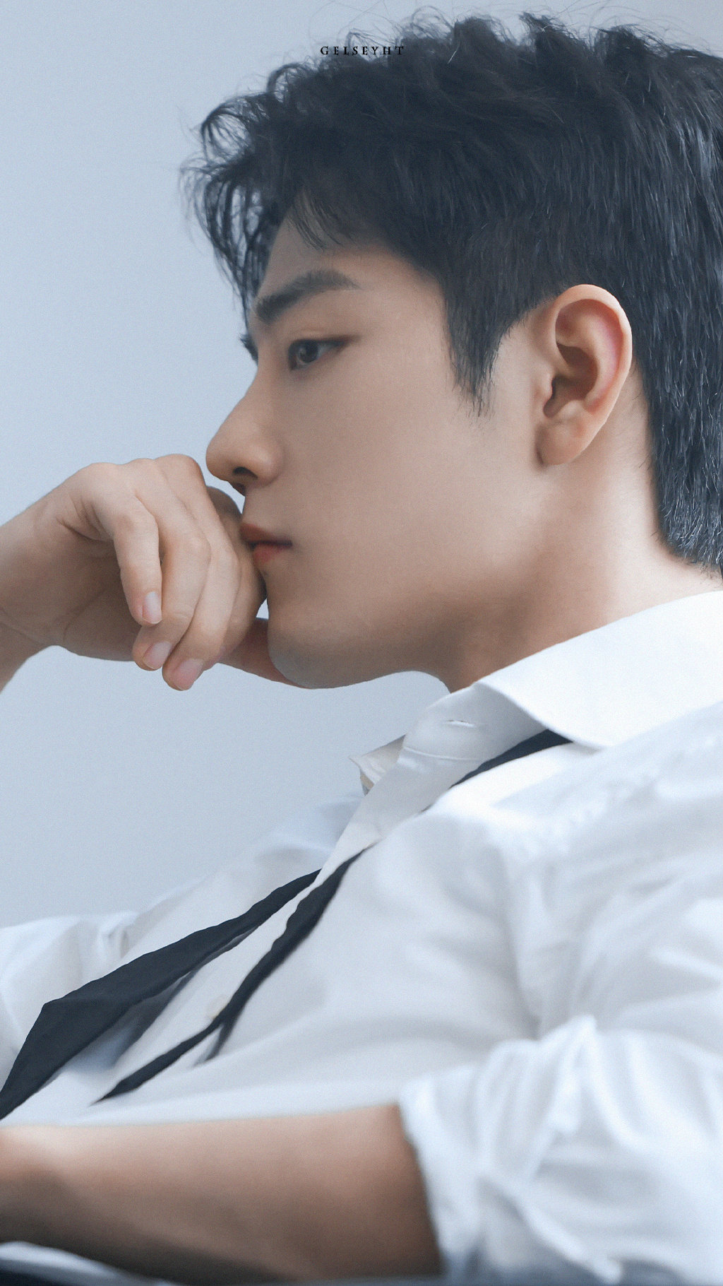 肖战掉落白衬衫花絮照九宫格!