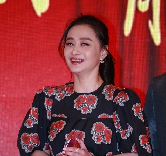 46岁陈德容也老了!穿印花裙难挡发福身材,脸上的法令纹显沧桑感