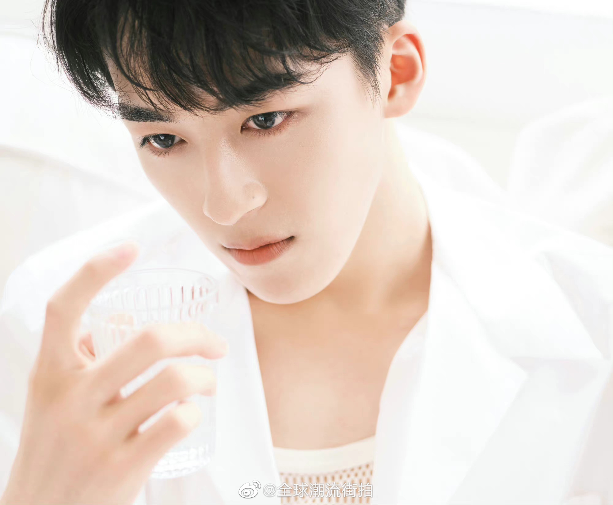 何洛洛夏日写真大片释出,如果夏天有记忆……__财经头条