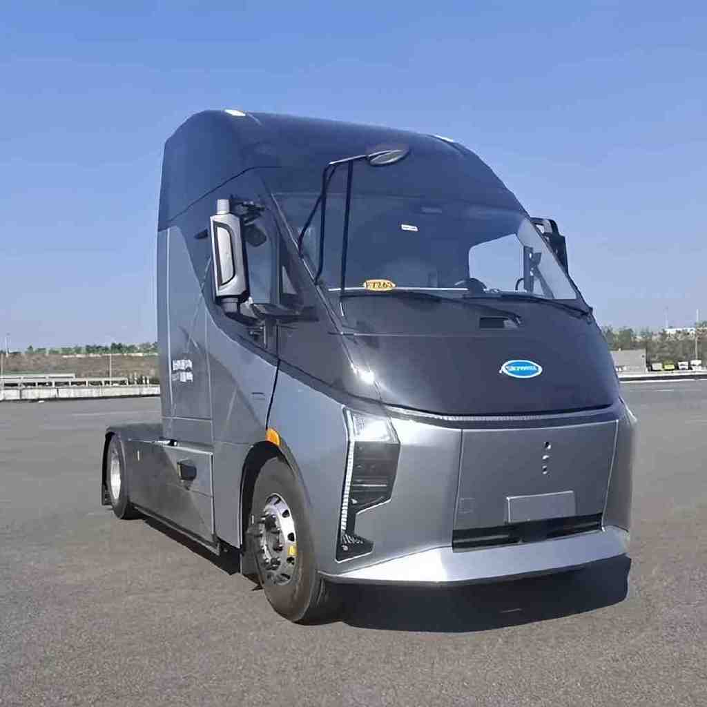 在新公示的牵引车中,南京金龙新申报的2款开沃牌换电式纯电动牵引车"