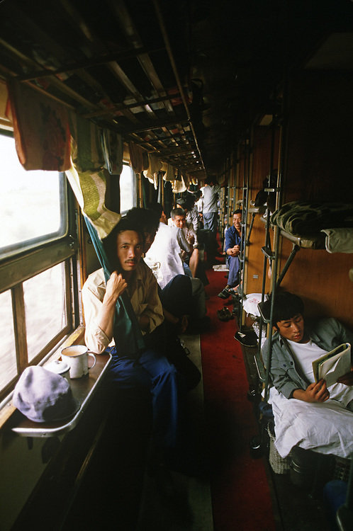 80年代的绿皮火车 | 摄影师alain le garsmeur__财经头条