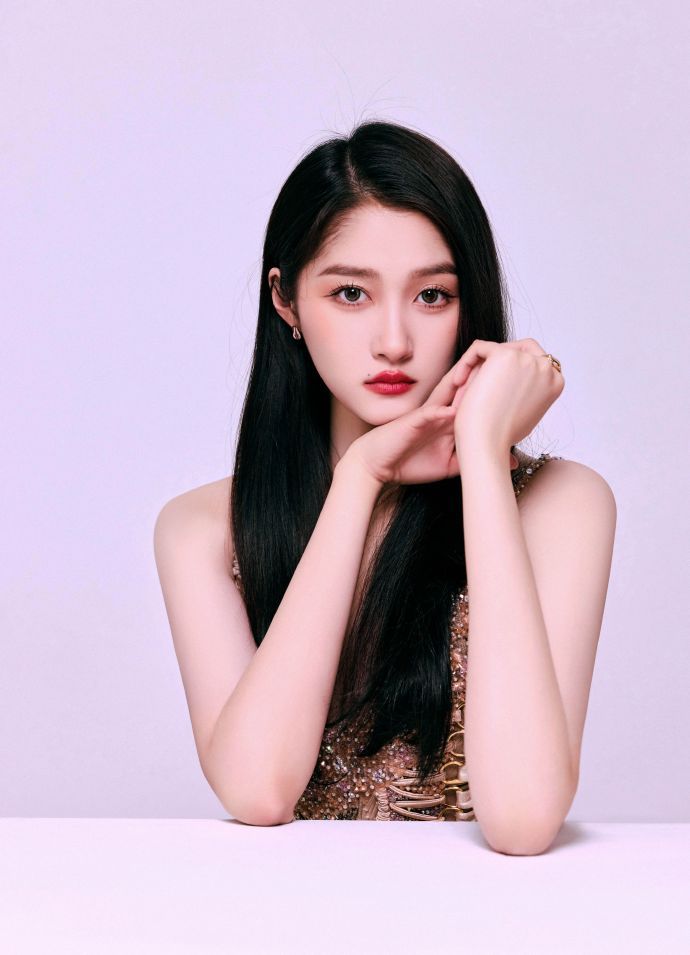 关晓彤满钻高开叉裙造型,关晓彤最近的造型鲨疯啦!