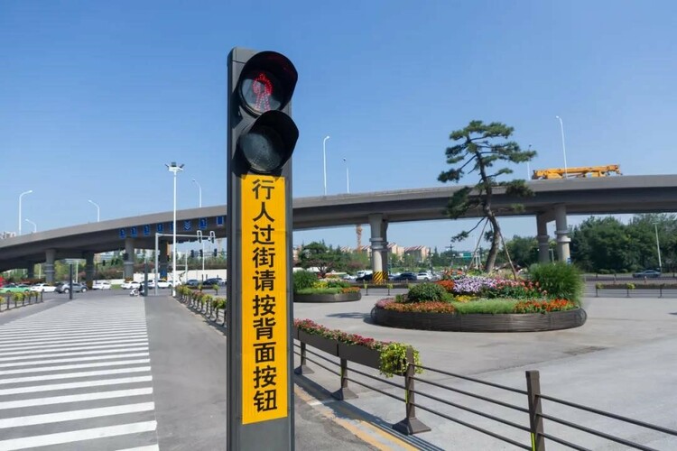 "申请式"信号灯亮相西安曲江新区街头