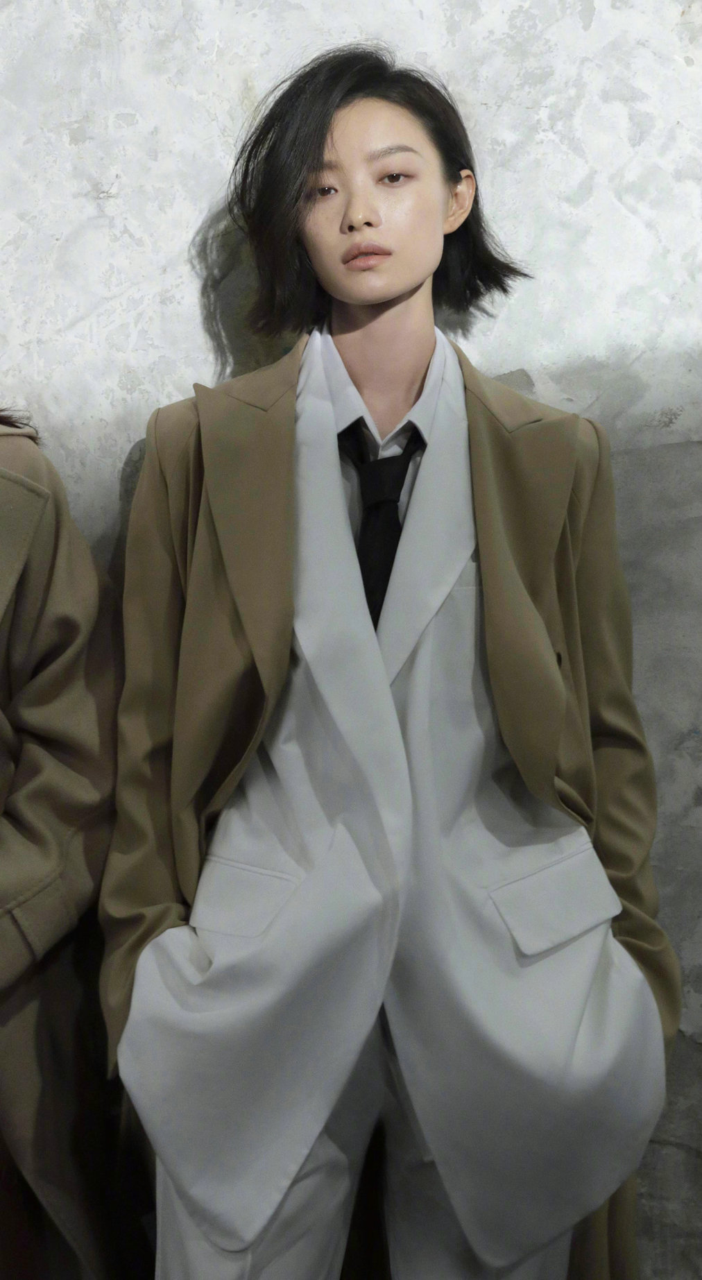 倪妮身穿廓形西装,眼神又酷又撩, 被妮攻心了