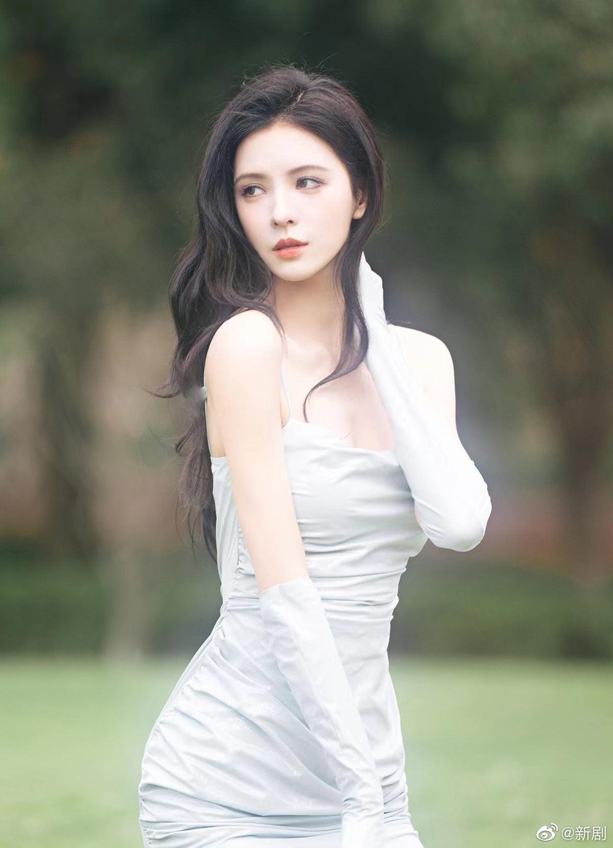 张予曦晒白色吊带裙造型随拍,她真的好看到发光__财经头条