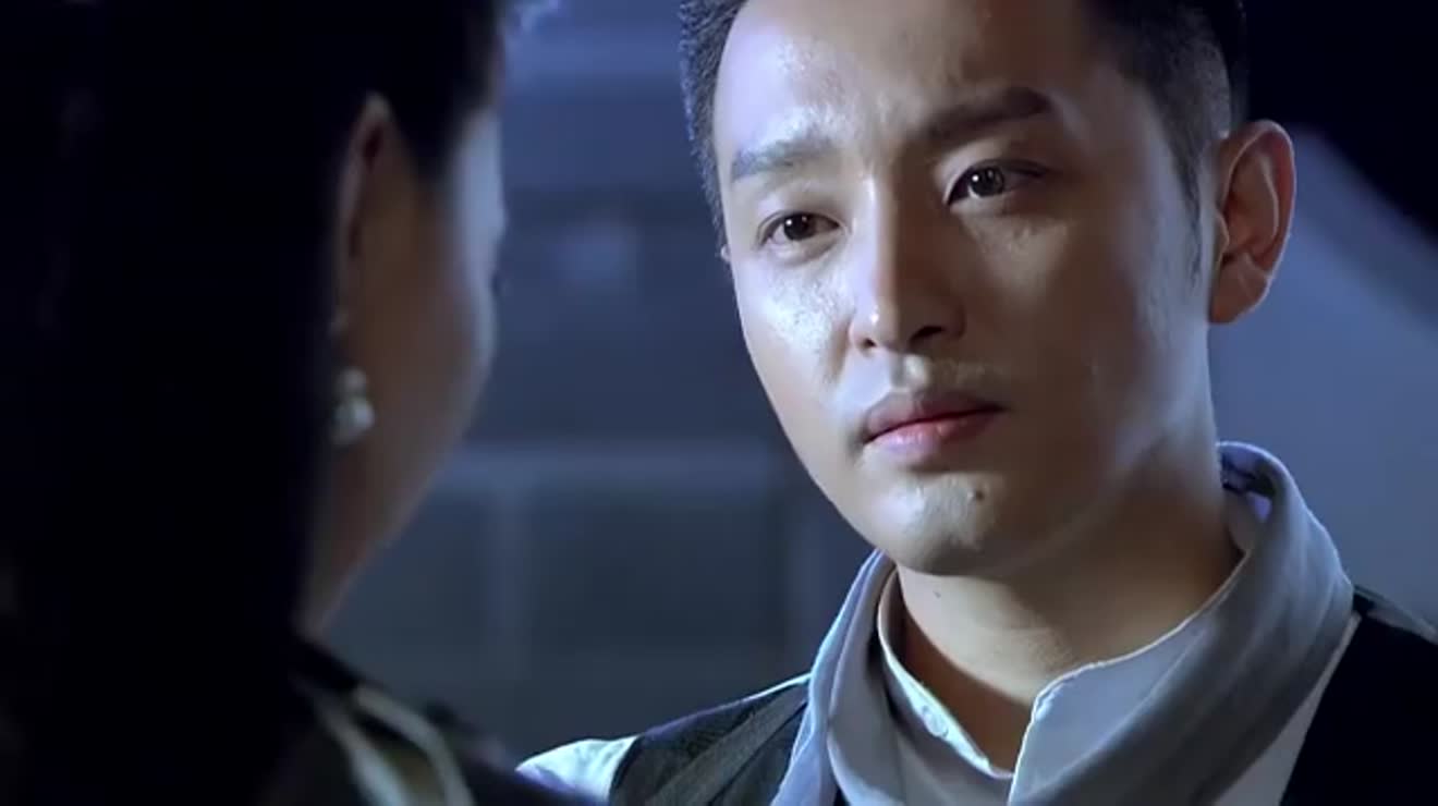 狐影万乘风把朱莉娜事告诉雷震雷震理解了万乘风的关心