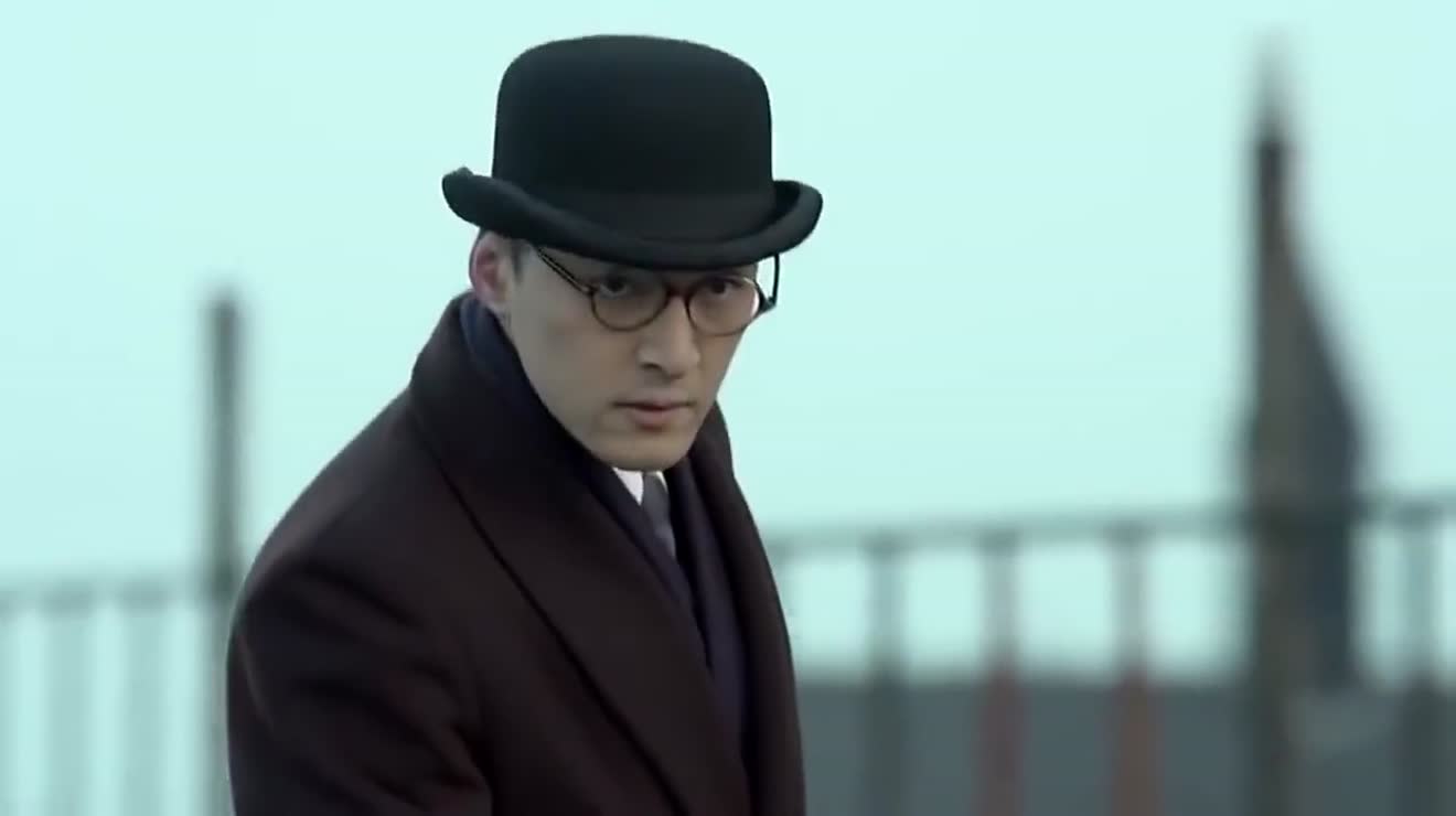 明台竟在一群敌人的监视下从银行保险箱成功取走了胶卷