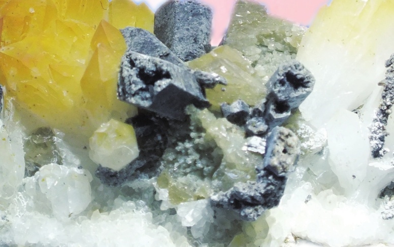 白钨矿:“雪宝顶”的瑰宝|雪宝顶|白钨矿|黑钨矿_新浪新闻