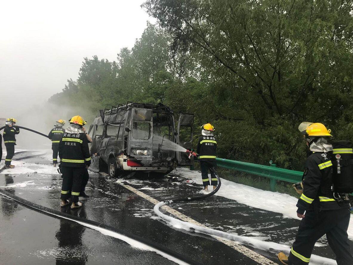 救护车在滁新高速淮南段起火烧毁 幸无人员伤亡