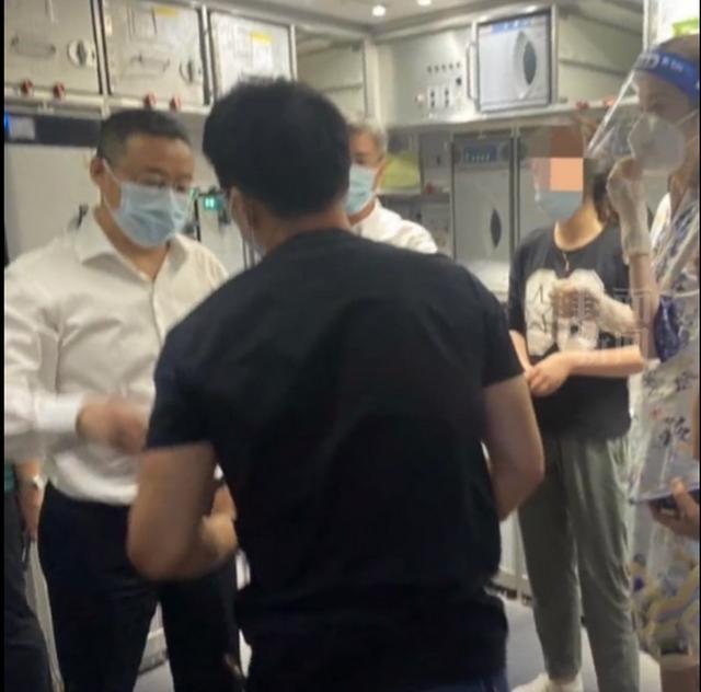 稳了！旅客机上突发疾病，遇9位华西专家联合问诊休闲区蓝鸢梦想 - Www.slyday.coM