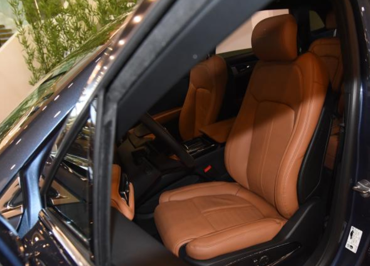 豪华中型SUV之争，林肯航海家VS凯迪拉克XT5怎么选？