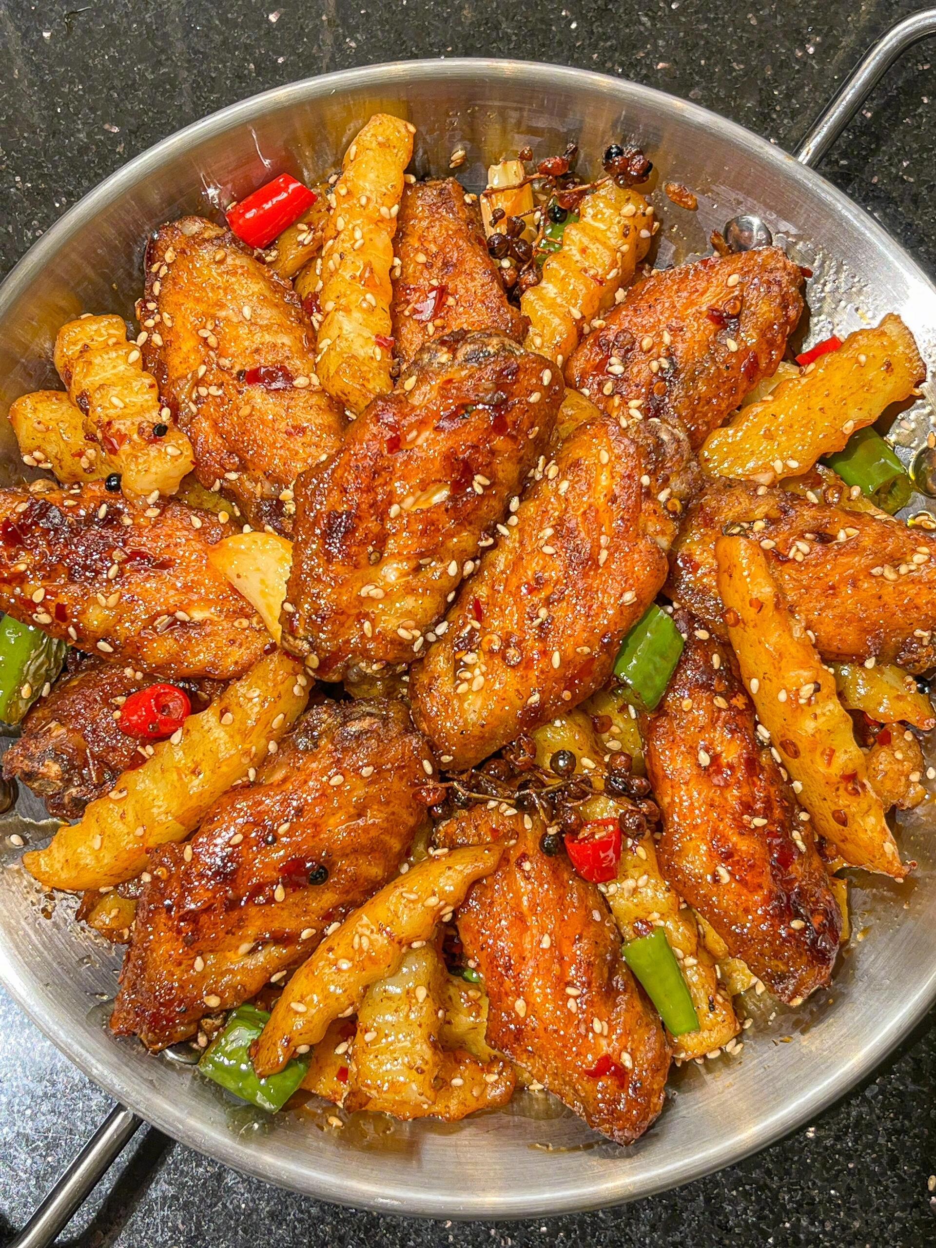 干锅鸡翅🍗 土豆炸的外焦里糯🥔 鸡翅表皮又干又香 越嚼越香 根本