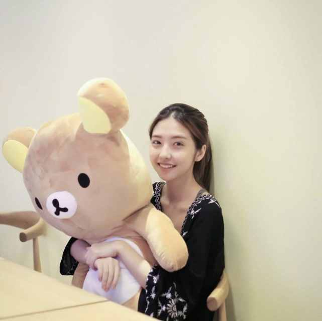 和王思聪分手后豆得儿努力赚钱吃播差点吃吐了