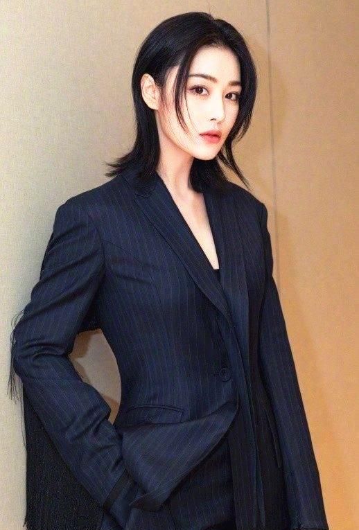 张馨予和妈妈穿皮衣"炸街",演绎帅酷御姐风,黑色口红抢镜