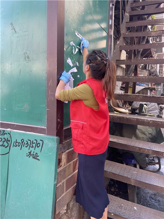 长江路社区开展清理小广告活动