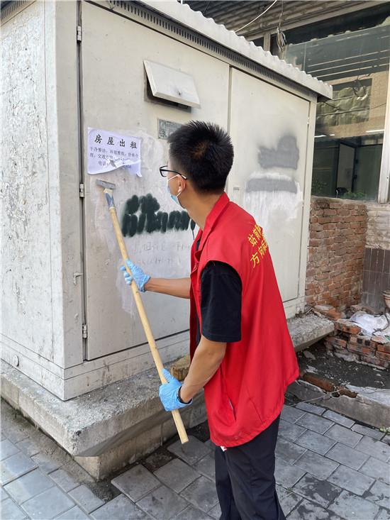 长江路社区开展清理小广告活动