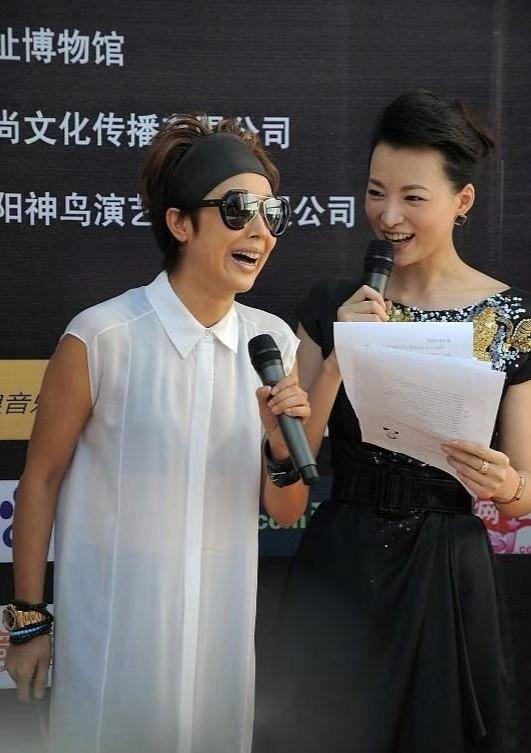 50岁孙悦与董卿同框,一个浮夸一个端庄,终于明白气质的重要性__财经