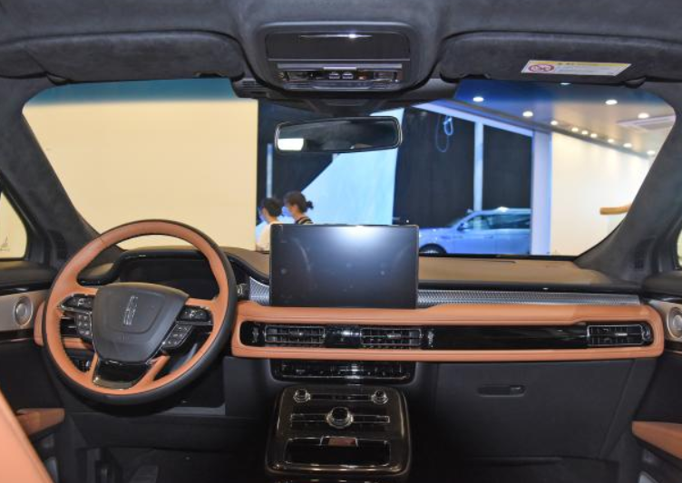 豪华中型SUV之争，林肯航海家VS凯迪拉克XT5怎么选？