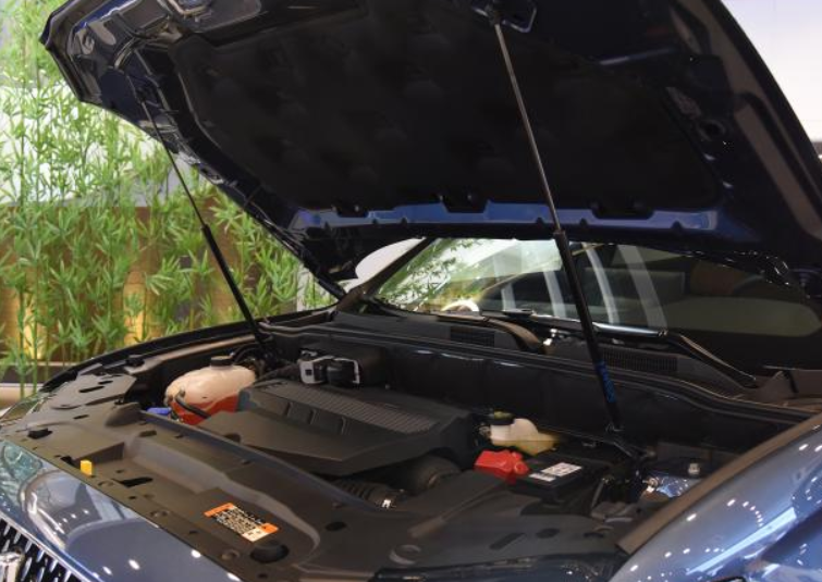 豪华中型SUV之争，林肯航海家VS凯迪拉克XT5怎么选？