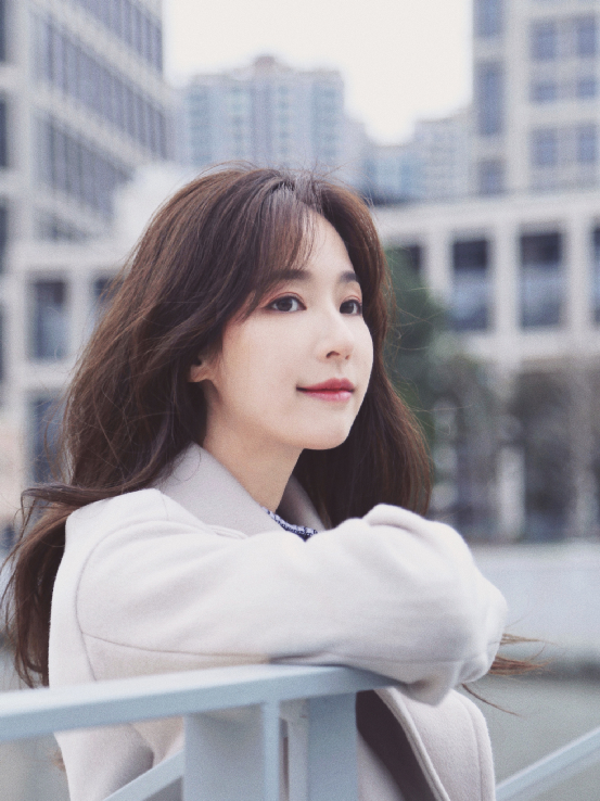 24岁嫁一个可以当爹的男星,为其生下2子,今38岁独自带娃拼事业|吴佳尼