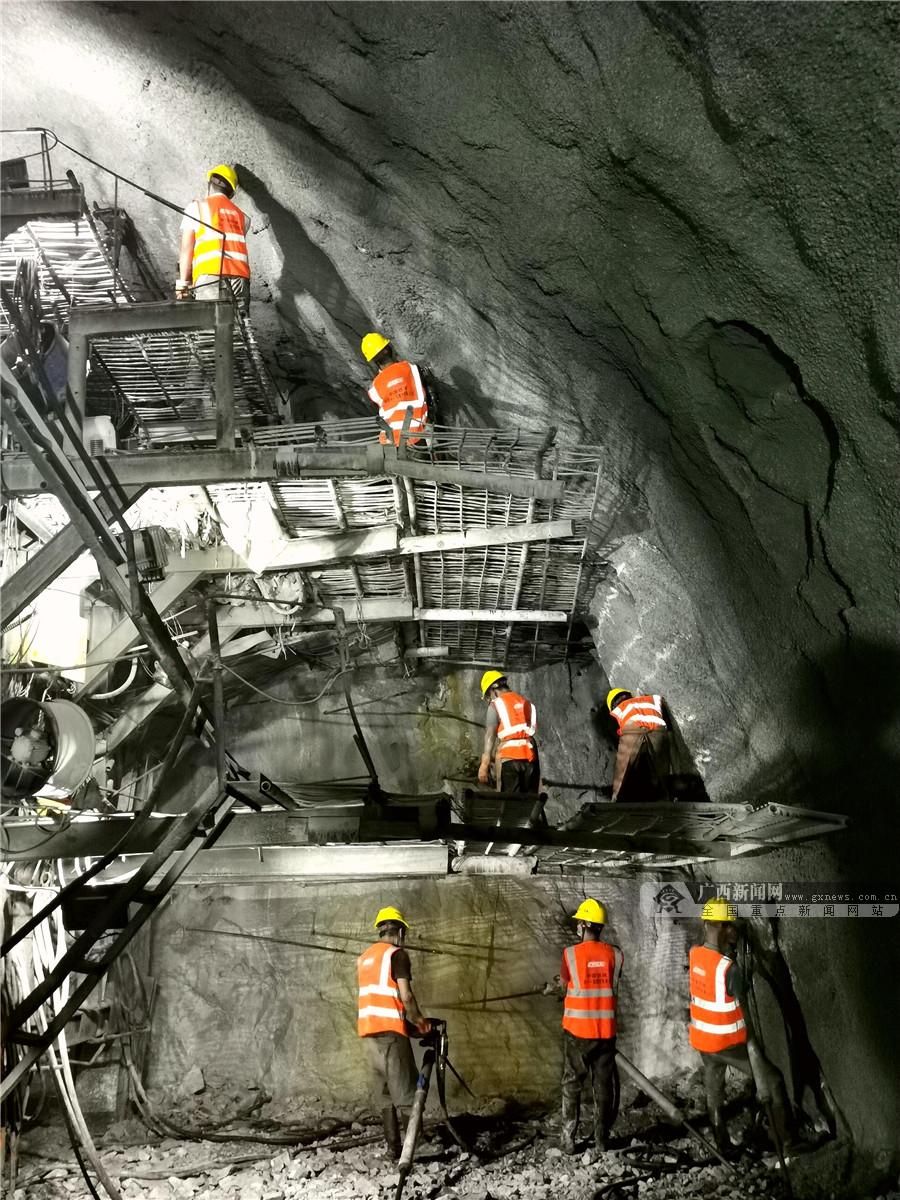 新进展贵南高铁全线首座特大型隧道贯通