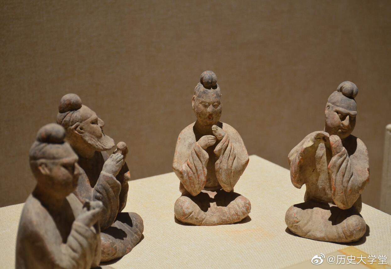 这是唐代的奏乐俑,胡人乐师和汉人乐师席地而坐,合奏齐鸣_高清图集