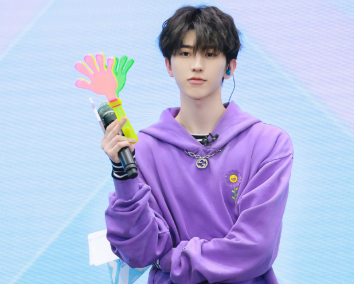 蔡徐坤穿紫色卫衣出场,镜头不经意抓拍,这生图确定是21岁?