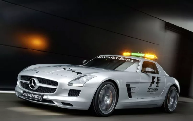 走在f1的前面,原来安全车也能这么高调-新浪汽车