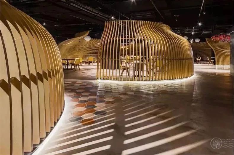 同时每个木格栅围合出的用餐区又为空旷的大空间赋予自然般的韵律与