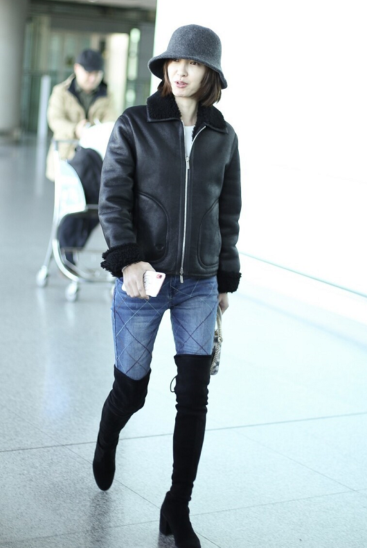 王丽坤的穿搭才时髦,黑色外套配牛仔裤 过膝长靴,低调却很高级