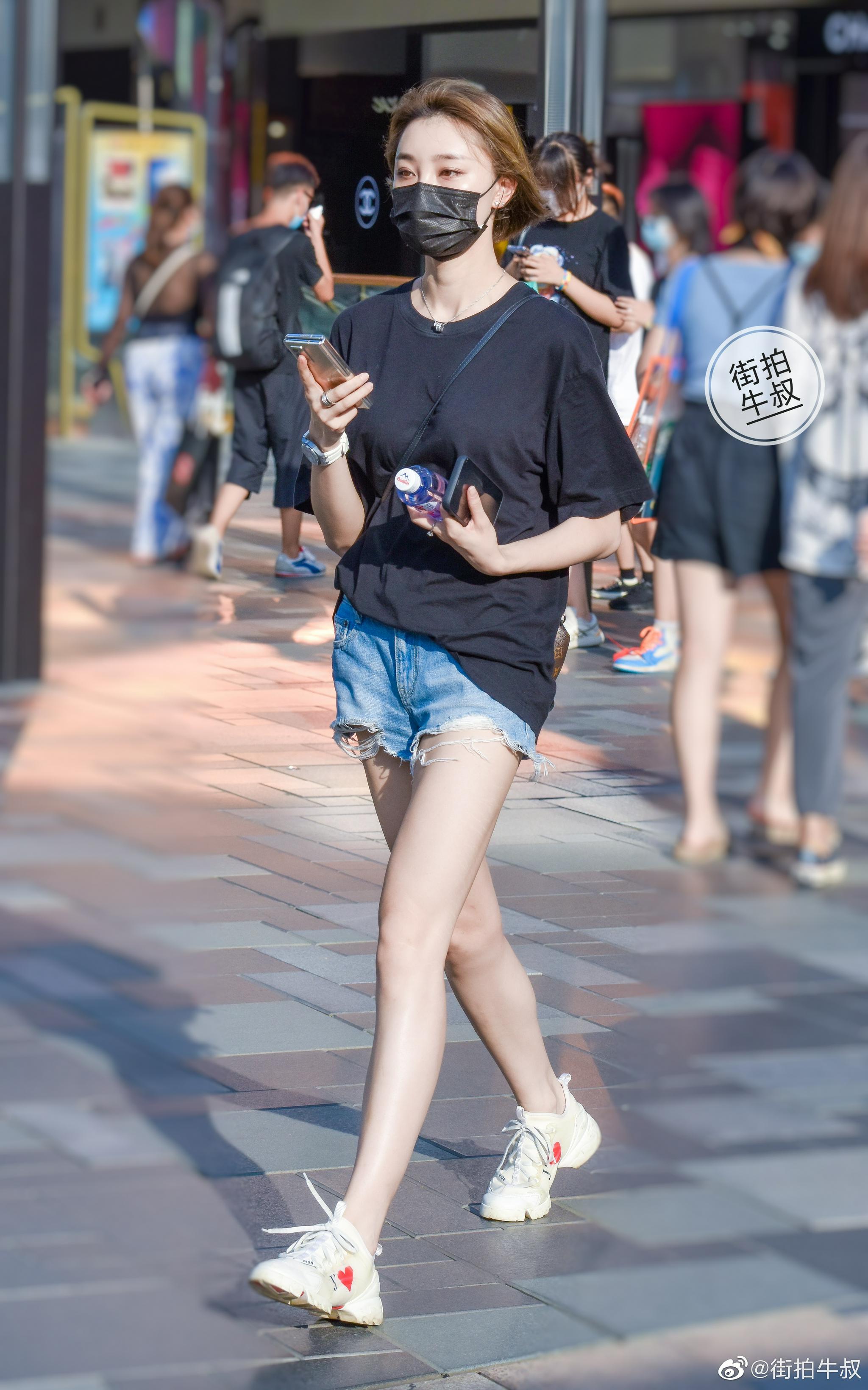 大长腿美女穿着牛仔热裤出街