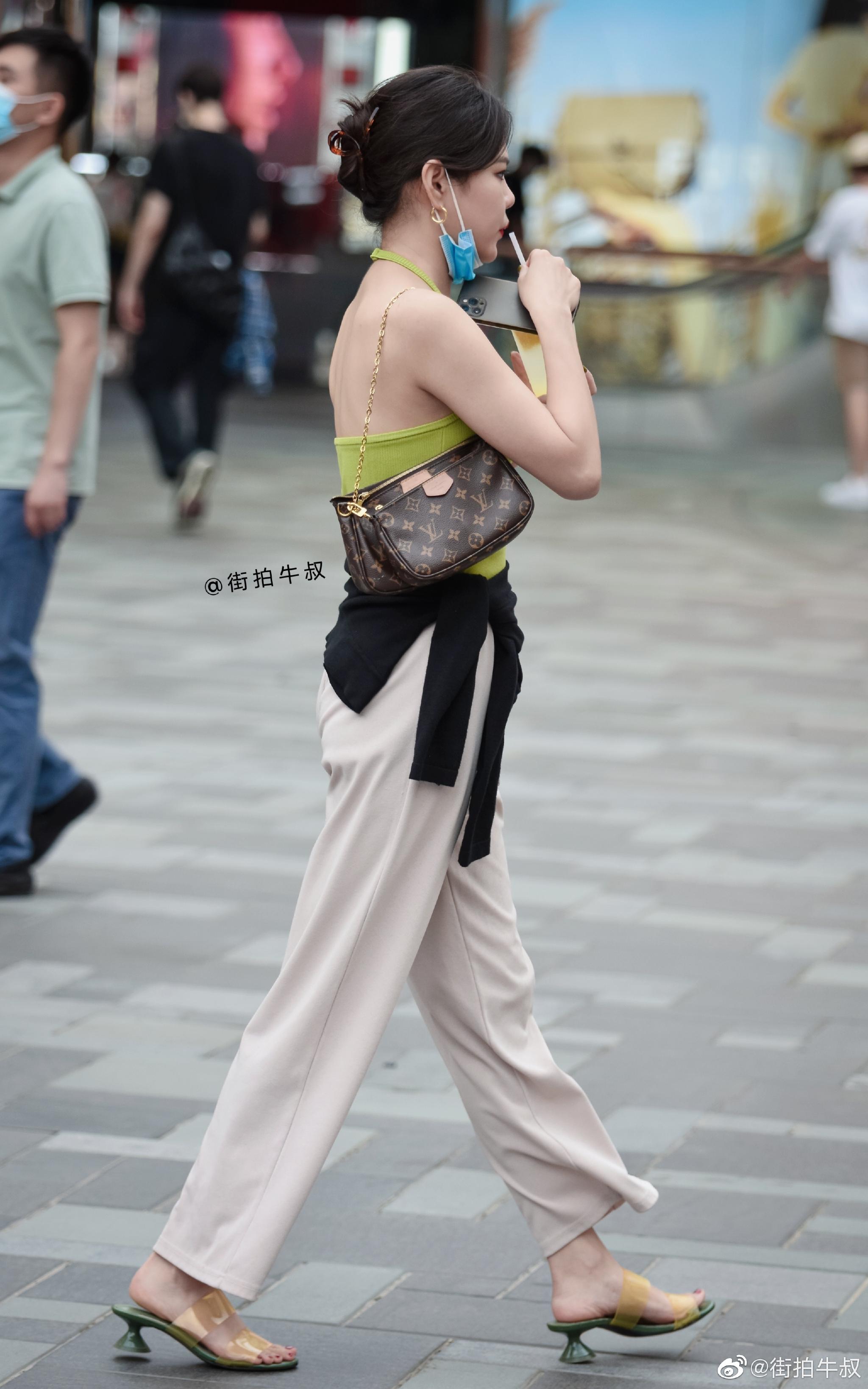 美女穿着性感别致的绿色露背背心出街_高清图集_新浪网