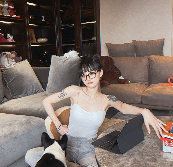 家庭地位暴涨uzi和奥咪咪见家长女方穿吊带遭吐槽