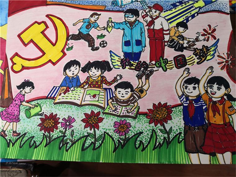 学生齐聚操场,开展了以"红心向党 快乐成长"为主题的红歌合唱比赛活动