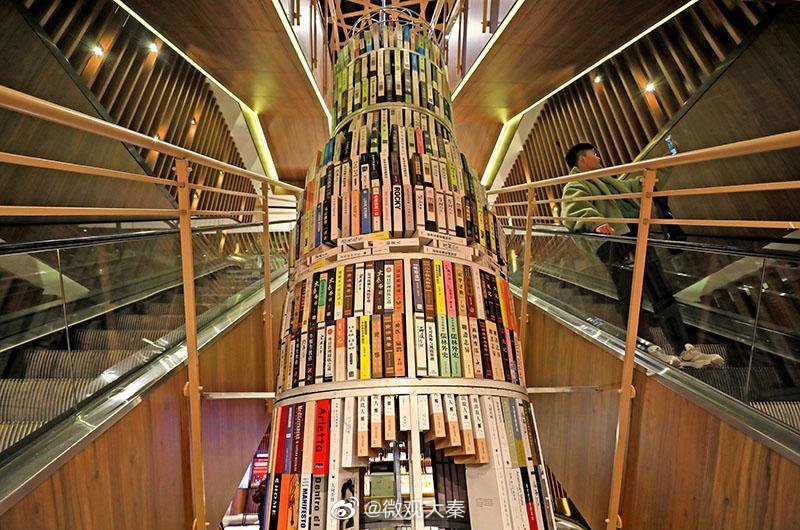 西安 一书店建9米多高巨型书塔