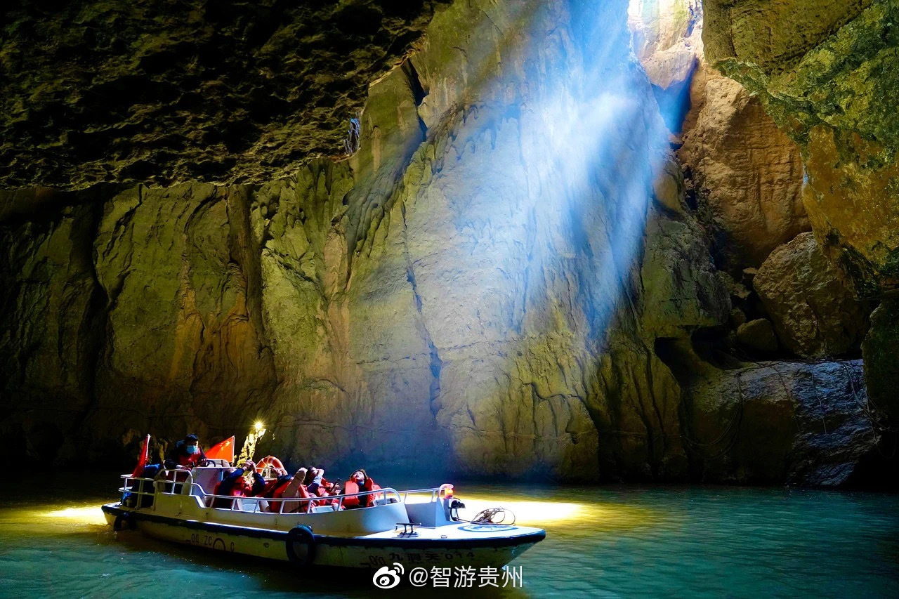走进九洞天景区,溶洞内15℃的清凉,仿佛把自己藏进了大冰箱