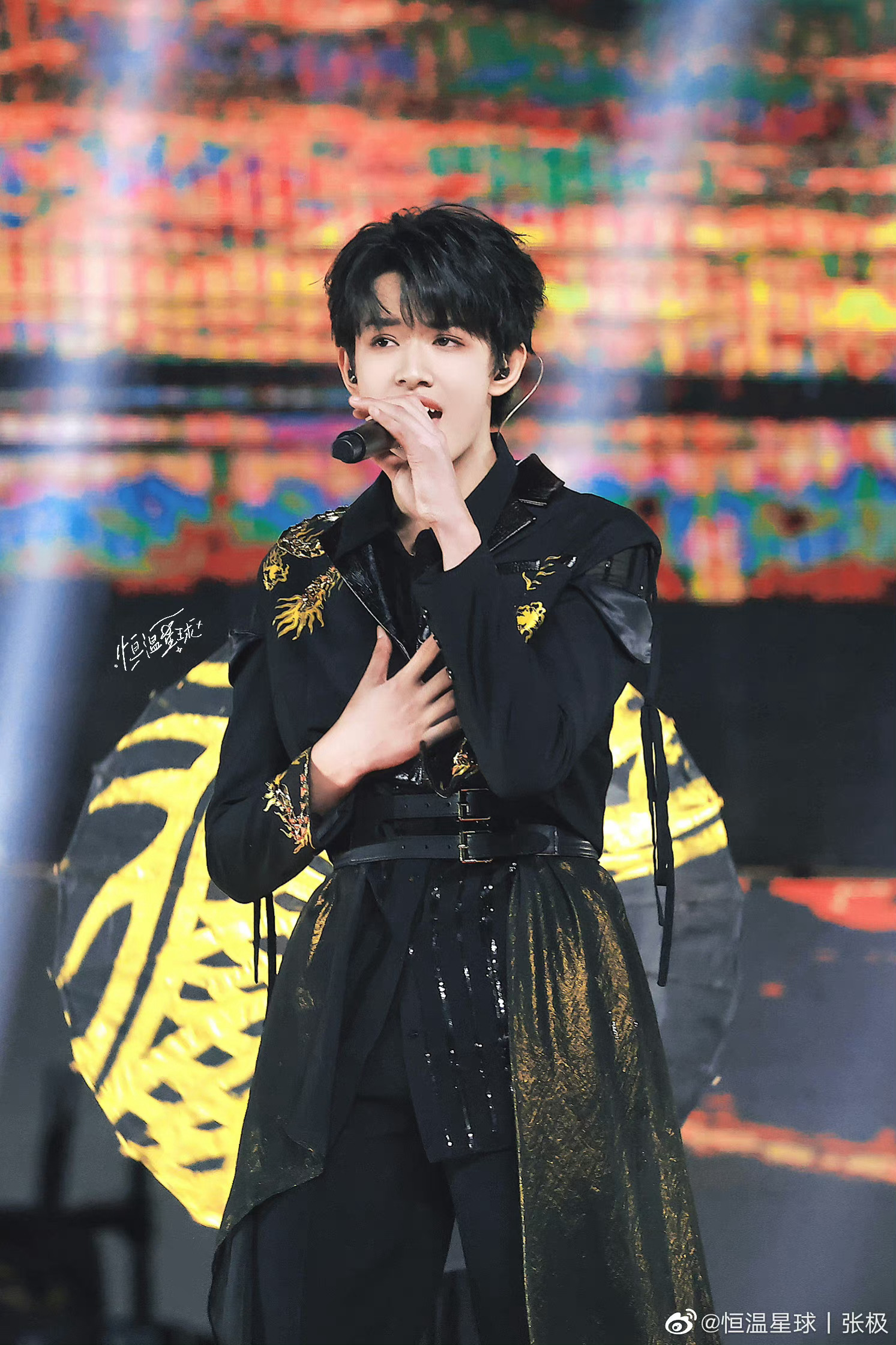 张极家族演唱会舞台饭拍来啦～ 多才多艺 温柔帅气的实力vocal__财经