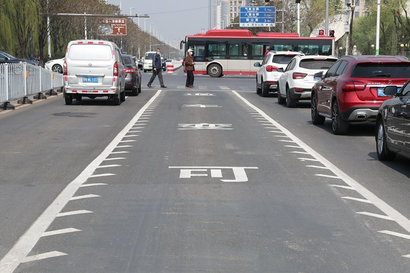 紫金山路宾水道交口南口增设可变车道驾车至此请注意标志标线