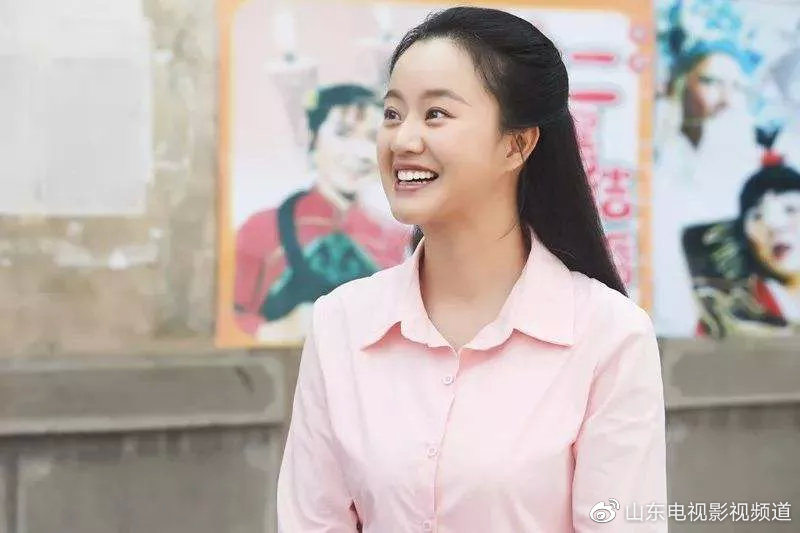 《兰桐花开》中勇敢真诚的二姐陈海凤她是《钢的琴》中乡村媳妇"胖嫂"