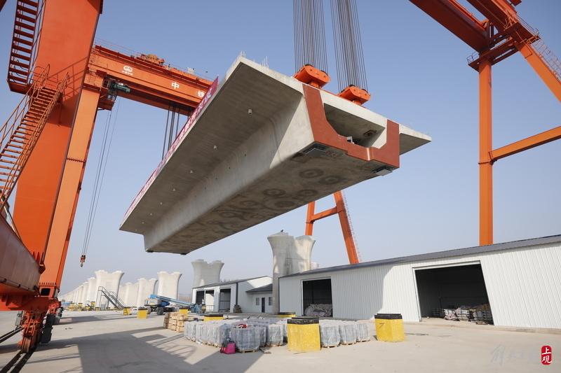 沪苏湖高铁上海段首片箱梁完成架设