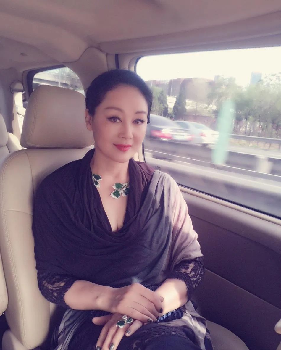 王姬80年代海外创业却遗憾终身为照顾28岁儿子58岁仍在拼搏