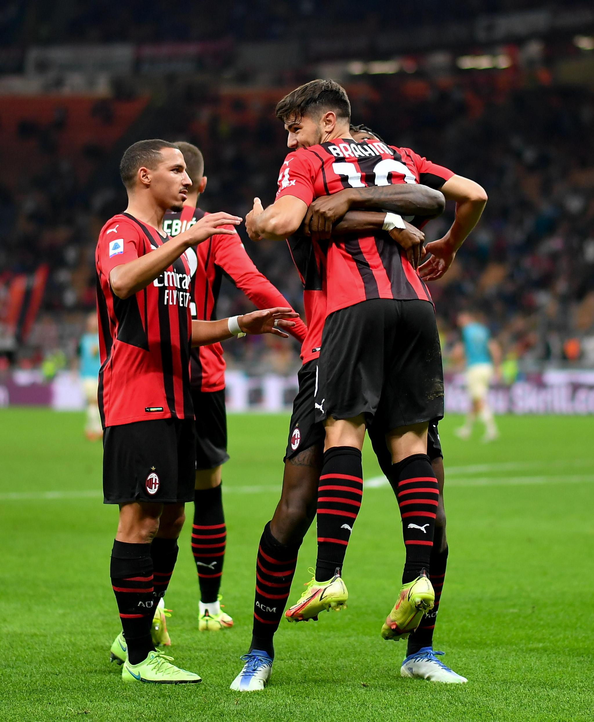 9月22日,ac米兰队球员雷比奇(上)在比赛中头球进攻.新华社发